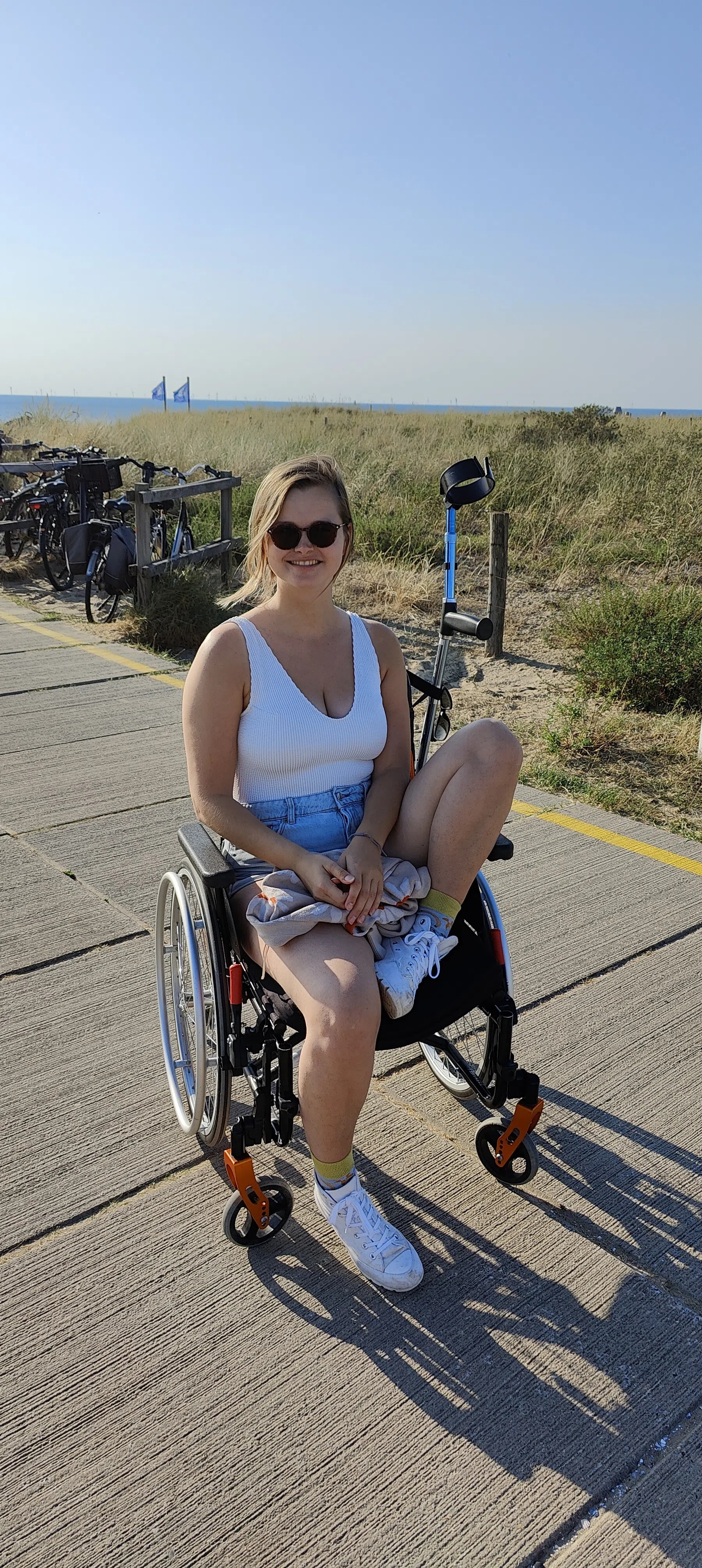 Monique heeft MS en zit in een rolstoel in de buurt van het strand